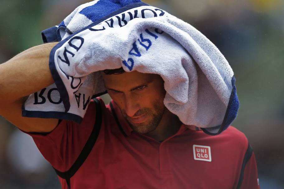 Roland Garros, Djokovic con simil turbante si ripara dalla pioggia (Ap)